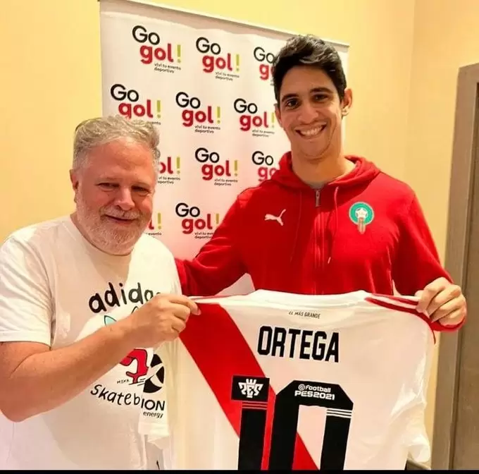 Bono junto al periodista Victor Tujschinaider.