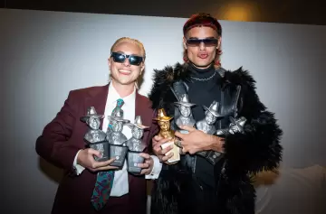 El festejo de Ca7riel y Paco Amoroso que enterneció a todos en los Premios Gardel