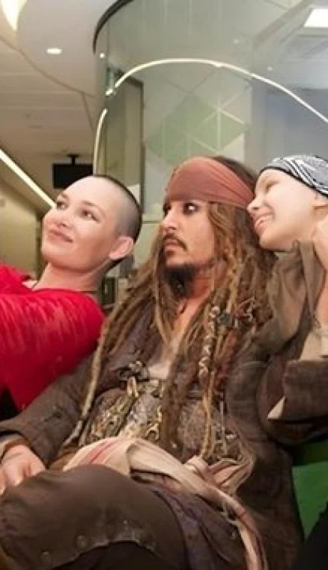 Johnny Depp sorprendió a niños en el Hospital Niños de Jesús durante la filmación de Day Drinker