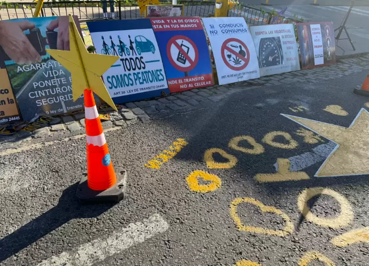 La visibilización de los lugares donde ocurrieron víctimas fatales en Argentina está identificada con estrellas amarillas pintadas en distintas rutas.