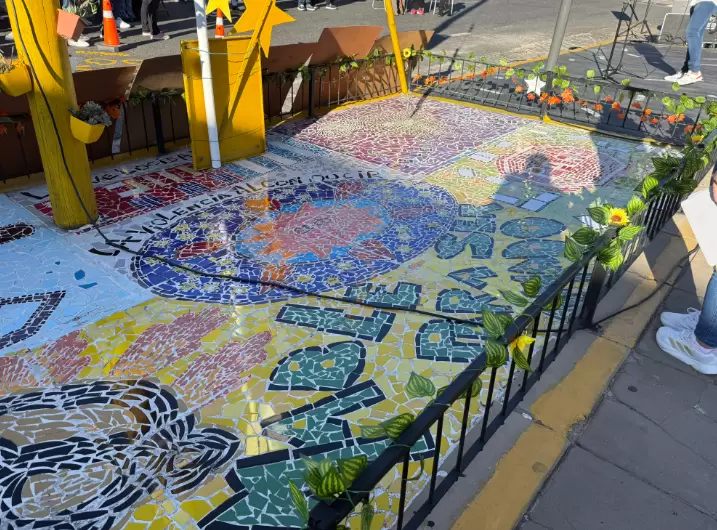 En algunos casos puntuales, los familiares de víctimas fatales en accidentes de tránsito realizan algunas intervenciones, como con mosaicos,