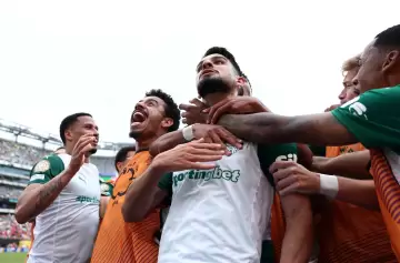 Palmeiras sorteó la tormenta y ganó gracias a un Flaco López decisivo