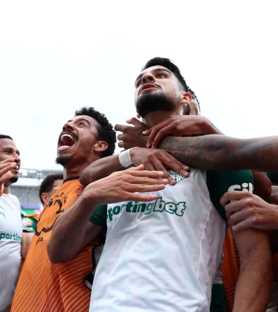 El argentino López es abrazado por sus compañeros