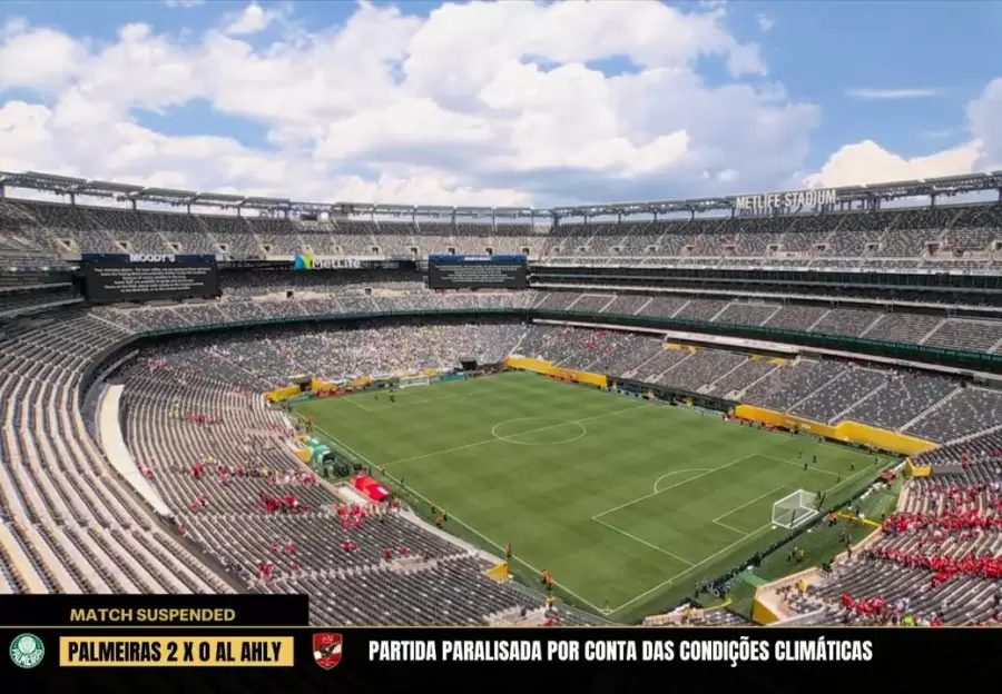 Las nubes obligaron a la momentánea suspensión del partido