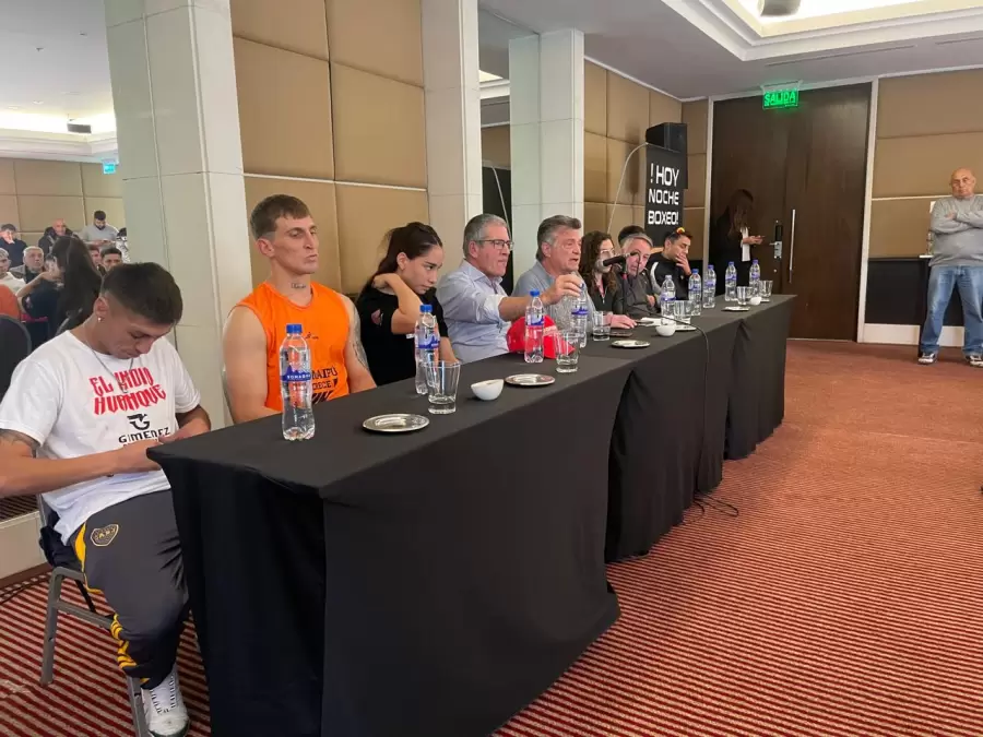 Los contendientes del sábado junto a Jorge Pandolfino, Federico Chiapetta y Marcelo Montenegro.