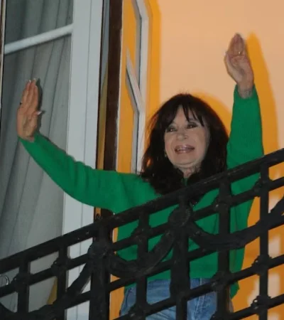 Los 'privilegios' de Cristina: prisión con balcón y saludos bajo vigilancia