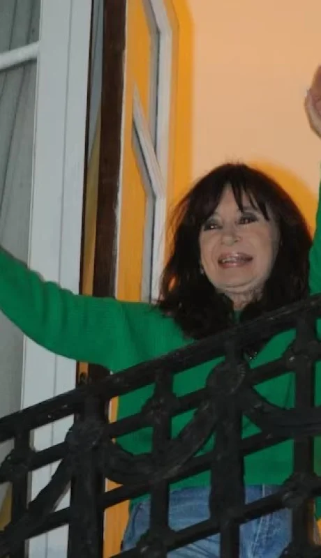 Los 'privilegios' de Cristina: prisión con balcón y saludos bajo vigilancia