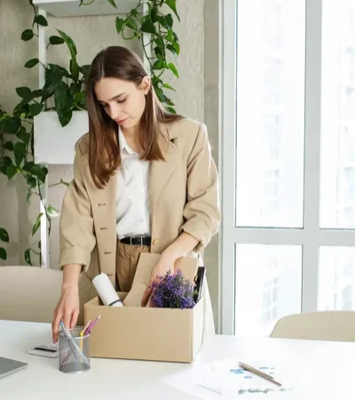 El despido laboral se refiere a la finalización de la relación laboral entre un empleador y un trabajador.