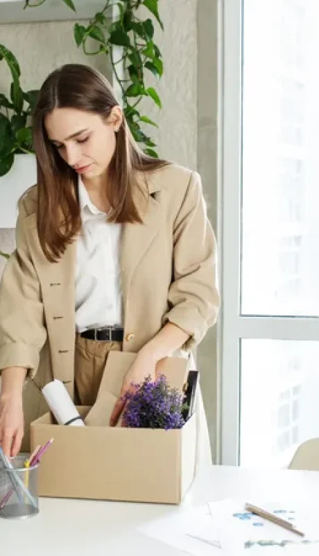 El despido laboral se refiere a la finalización de la relación laboral entre un empleador y un trabajador.