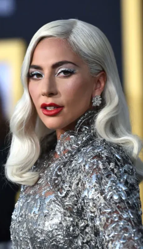 Lady Gaga se incorpora al elenco como una misteriosa maestra en Nevermore.