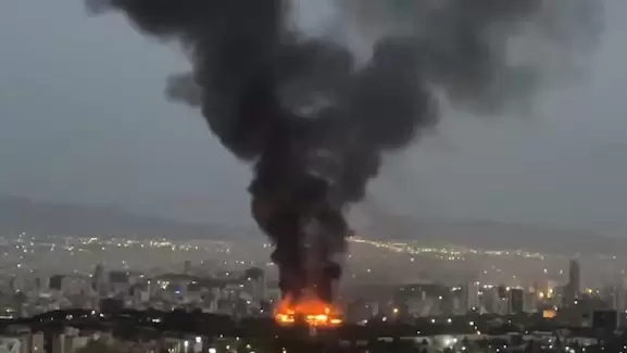 El humo se eleva desde un incendio, mientras continúa la guerra aérea entre Israel e Irán, en Teherán. Redes sociales/vía REUTERS