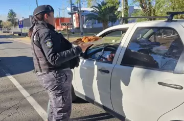 Policías repartieron escarapelas y sopaipillas para celebrar el Día de la Bandera