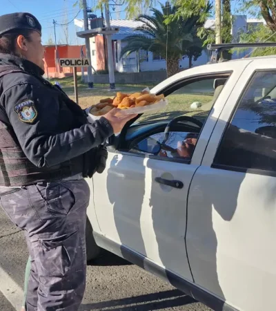 Policía repartió sopaipillas y escarapelas por el Día de la Bandera.