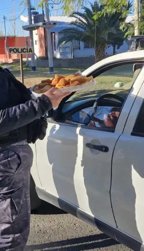 Policía repartió sopaipillas y escarapelas por el Día de la Bandera.