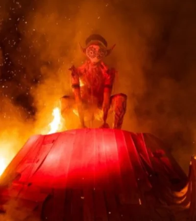 La fogata de San Juan aborda la idea de procesos naturales de cambio, inspirándose en la metamorfosis como símbolo del paso hacia hacia nuevas etapa.