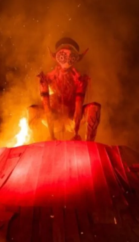 La fogata de San Juan aborda la idea de procesos naturales de cambio, inspirándose en la metamorfosis como símbolo del paso hacia hacia nuevas etapa.