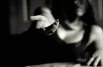 Escalofriante informe sobre el accionar de las "viudas negras": muertes y captación en apps