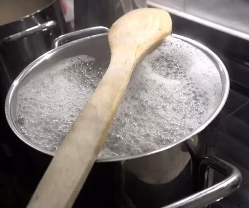 Apoyar un cucharon de madera cruzado en la olla mientras hierve el agua para los fideos, es un truco que no falla