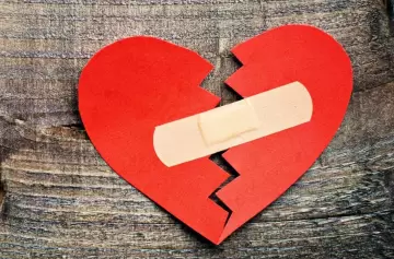 El desamor también duele: proponen licencia para sanar un corazón roto