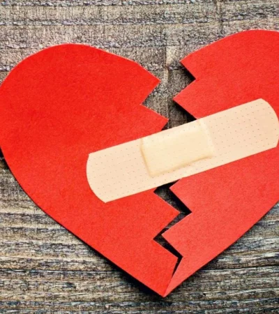 Un corazón roto duele, ya que ante una pérdida o ruptura amorosa, surge una sensación de abandono, insomnio, fatiga, ira, ansiedad, entre otros/