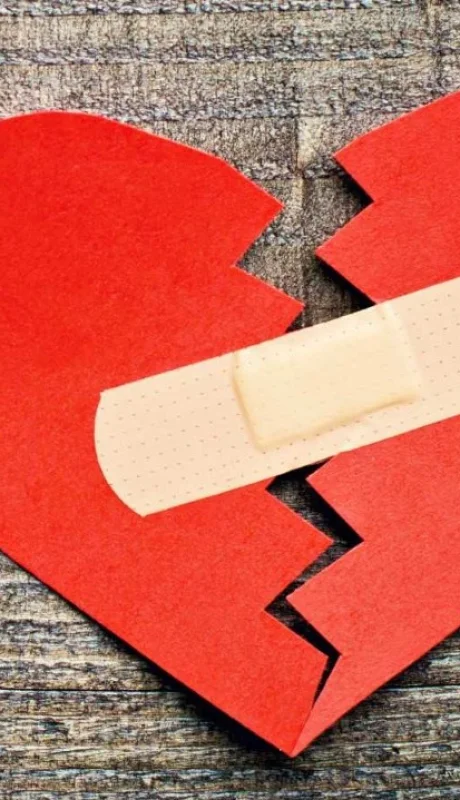 Un corazón roto duele, ya que ante una pérdida o ruptura amorosa, surge una sensación de abandono, insomnio, fatiga, ira, ansiedad, entre otros/