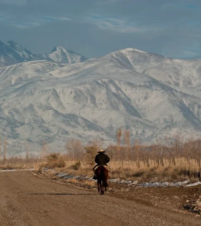 Los mejores paisajes de montaña nevada./