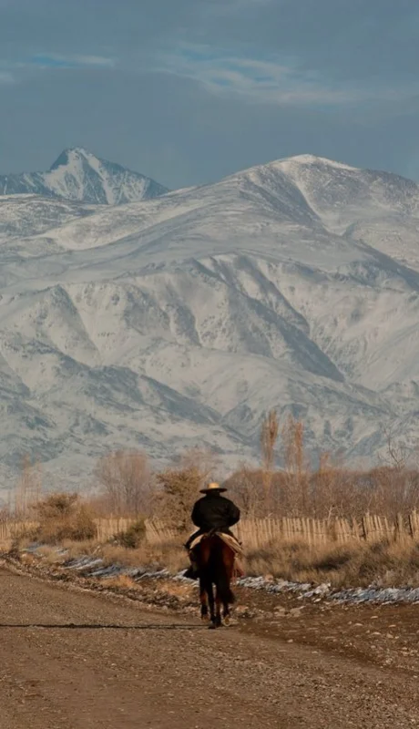 Los mejores paisajes de montaña nevada./