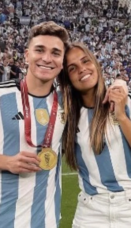 Julián Álvarez junto con su pareja Emilia