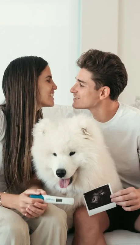 Julián Álvarez junto a su pareja, Emilia Ferrero