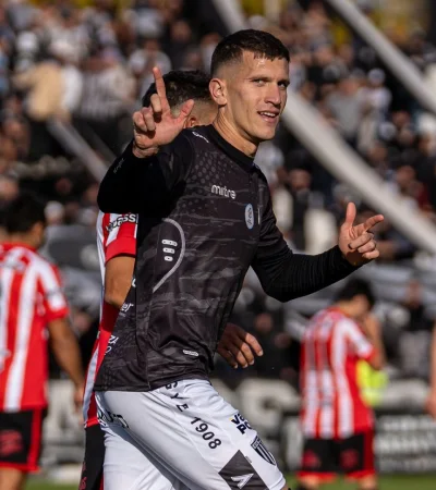 El festejo de Lencioni para la igualdad de Gimnasia