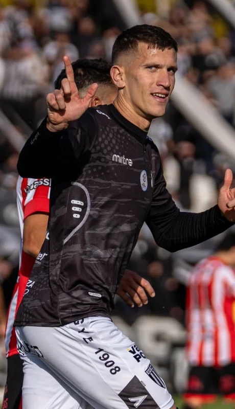 El festejo de Lencioni para la igualdad de Gimnasia