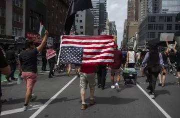 Estadounidenses salen a las calles en contra del ataque de Trump a Irán