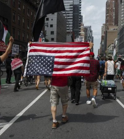 Miles de personas protestas en EEUU contra el ataque de Trump a Irán.