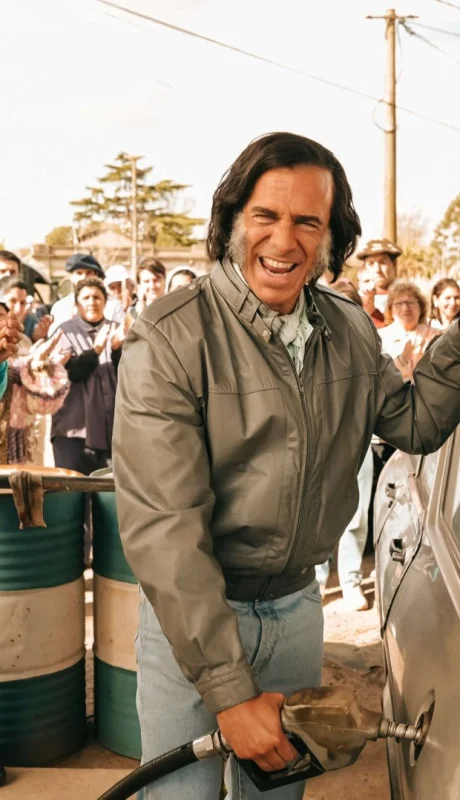 Leonardo Sbaraglia interpreta a Carlos Menem en una mega producción que se podrá ver por la plataforma Prime Video.