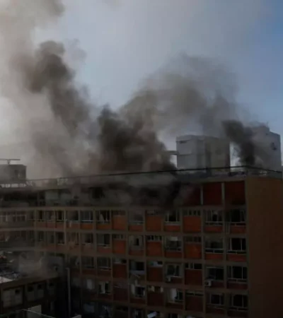 Una densa humareda se elevó en las instalaciones del principal hospital del sur de Israel, Soroka, luego de que fuera impactado por un misil iraní.