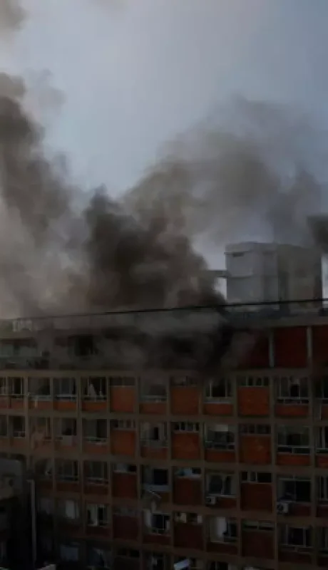 Una densa humareda se elevó en las instalaciones del principal hospital del sur de Israel, Soroka, luego de que fuera impactado por un misil iraní.