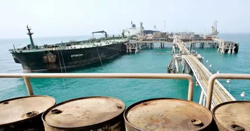 Tanquero cargando petróleo en el golfo Pérsico