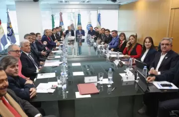 Gobernadores presionan y proponen redistribuir el impuesto a los combustibles