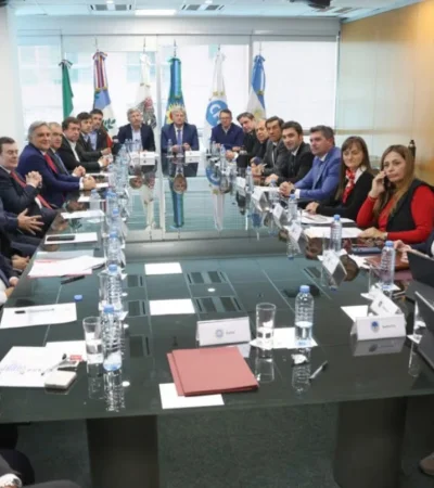 Gobernadores presionan y proponen redistribuir el impuesto a los combustibles