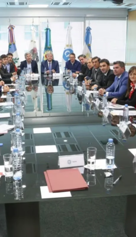 Gobernadores presionan y proponen redistribuir el impuesto a los combustibles