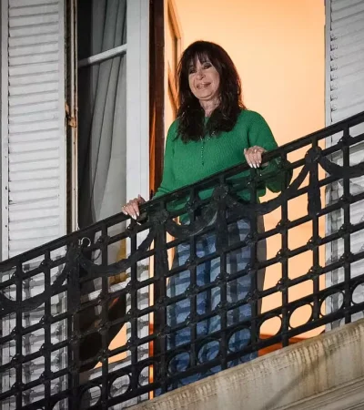 Cristina en el balcón.