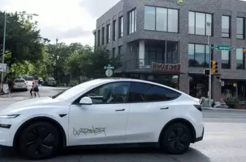 Tesla lanzó sus primeros Robotaxis en Estados Unidos y cambia las reglas del juego