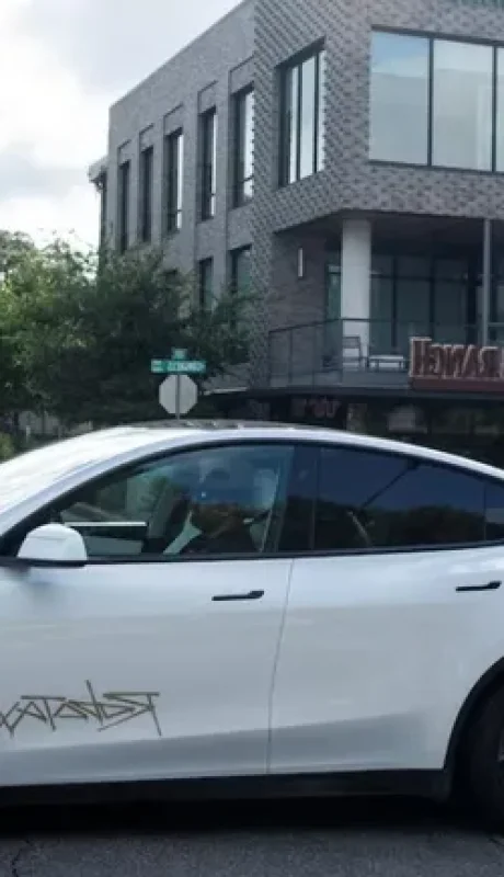 Vehículos sin conductor: cómo funcionan los Robotaxis de Tesla en su debut real.