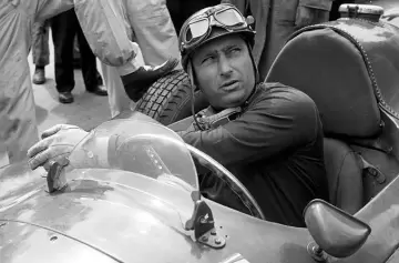 Juan Manuel Fangio cumpliría 114 años: por él, hoy se celebra el Día del Piloto
