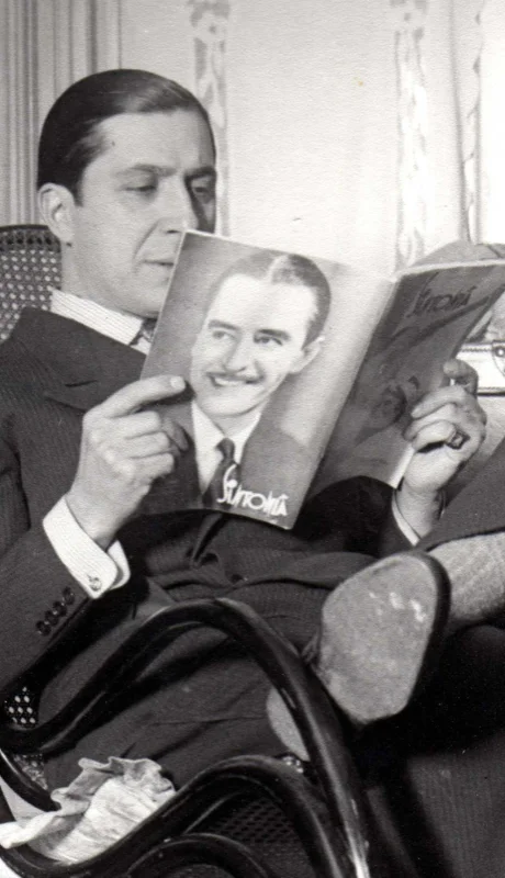 A la edad de 44 años murió Carlos Gardel.