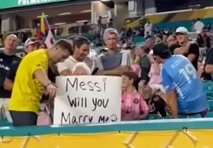 Ayudada por su nieto, Granny Smith se ha ganado el cariño de muchos.