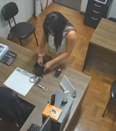 La docente fue captada infraganti por la cámara de seguridad.