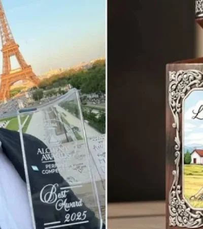 El ganador con su premio y el frasco de perfume