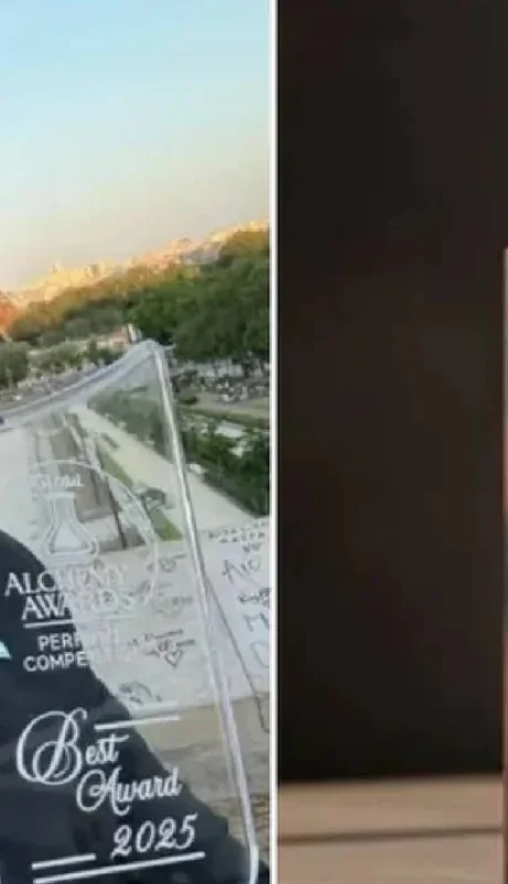 El ganador con su premio y el frasco de perfume