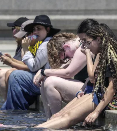 Un abrasador calor asola la ciudad más grande de Estados Unidos.